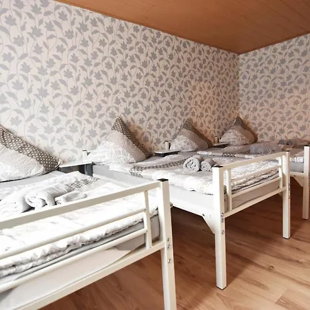 Comfortable Garden House With Terrace בית נופש