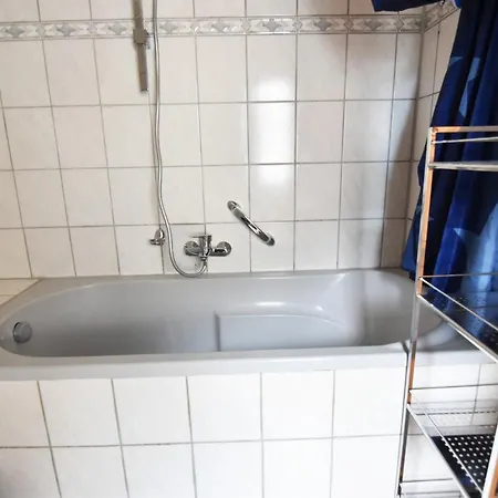 Comfortable Garden House With Terrace בית נופש